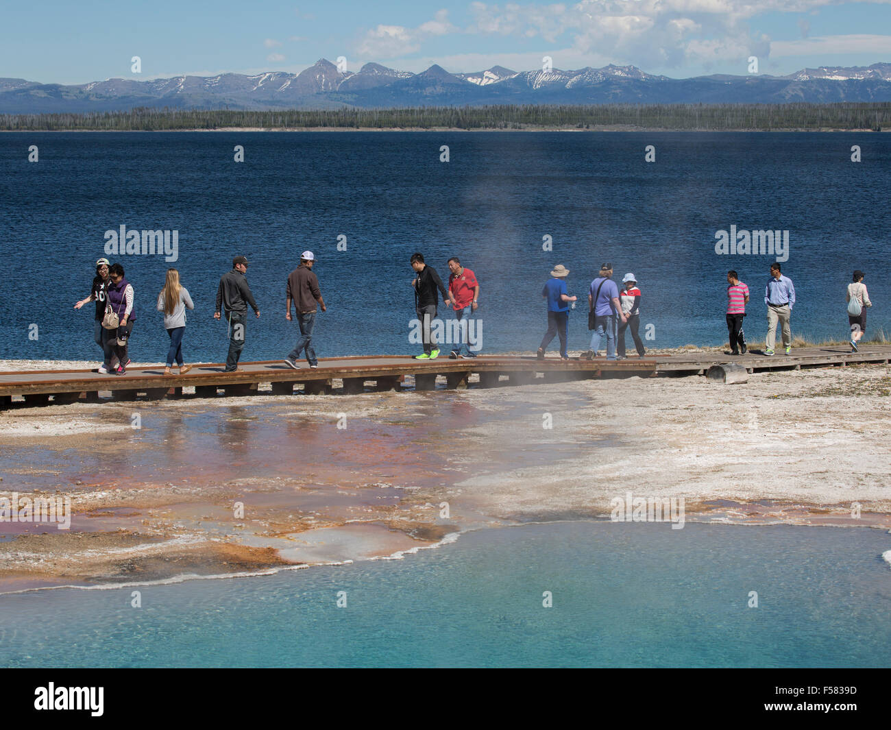 Beautiful Yellowstone Lake Geysir Strandpromenade Tourismus. Stockfoto