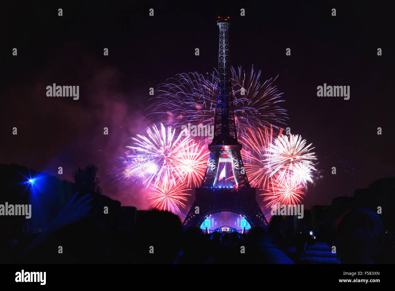 Nachtaufnahme von Feuerwerk am Eiffelturm in Bastille-Tag, nationaler Tag von Frankreich, 14. Juli 2013 in Paris Frankreich Stockfoto