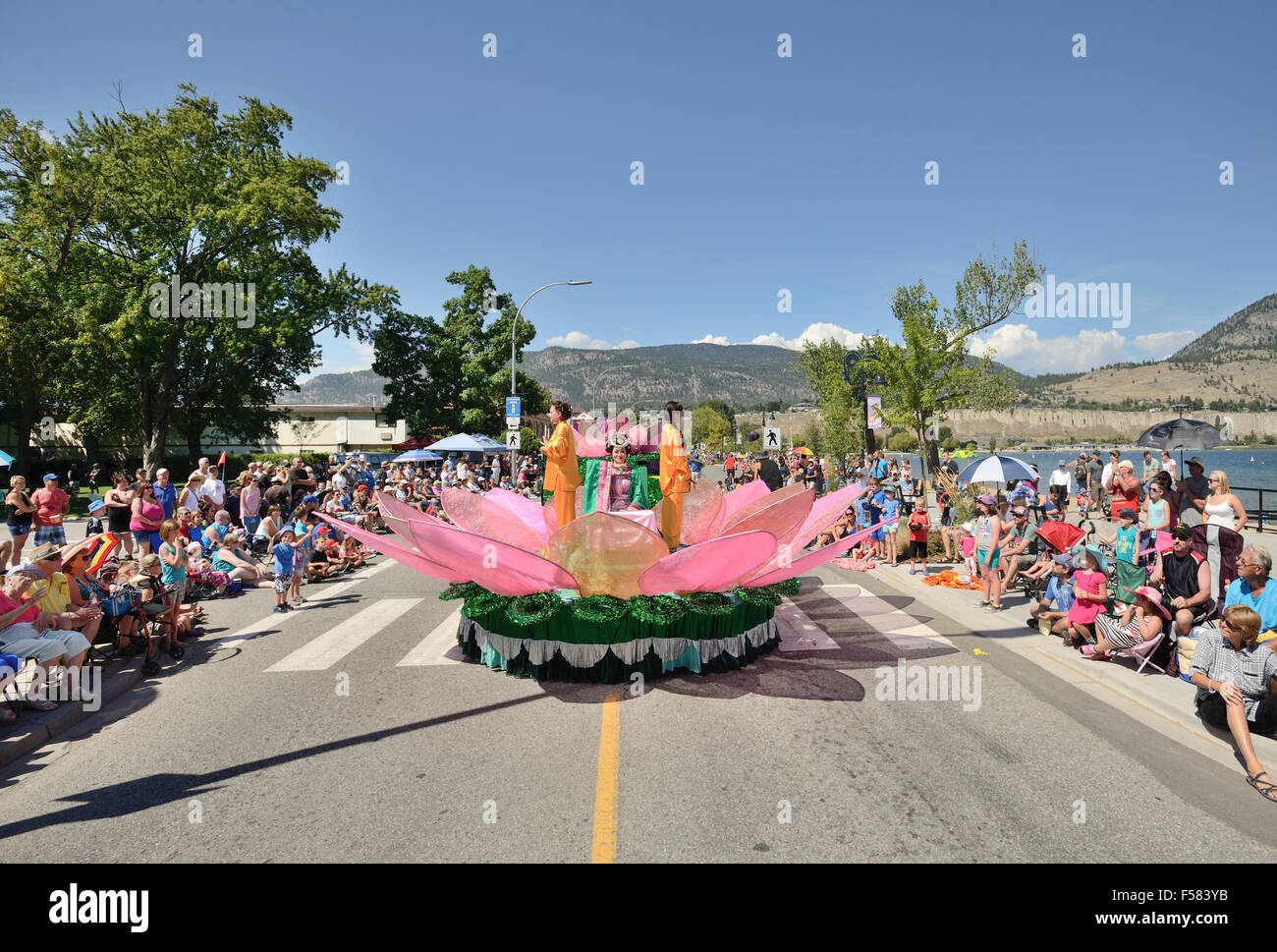 Falun Dafa-Teams zu Fuß an der Parade in Penticton am 8. August 2015 Stockfoto