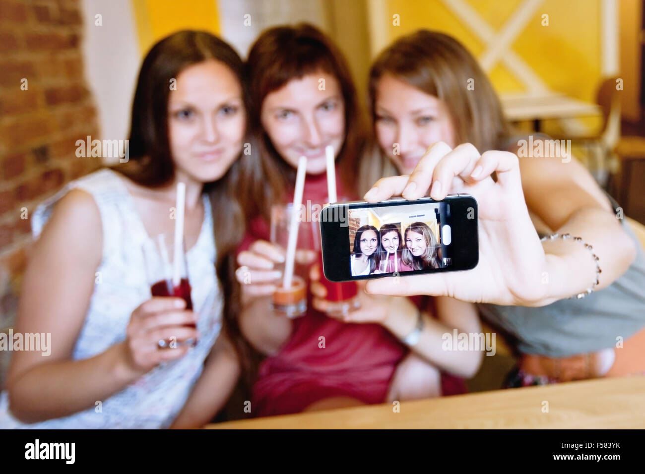 Aufnahme von sich selbst im Café während Party Freunde Stockfoto
