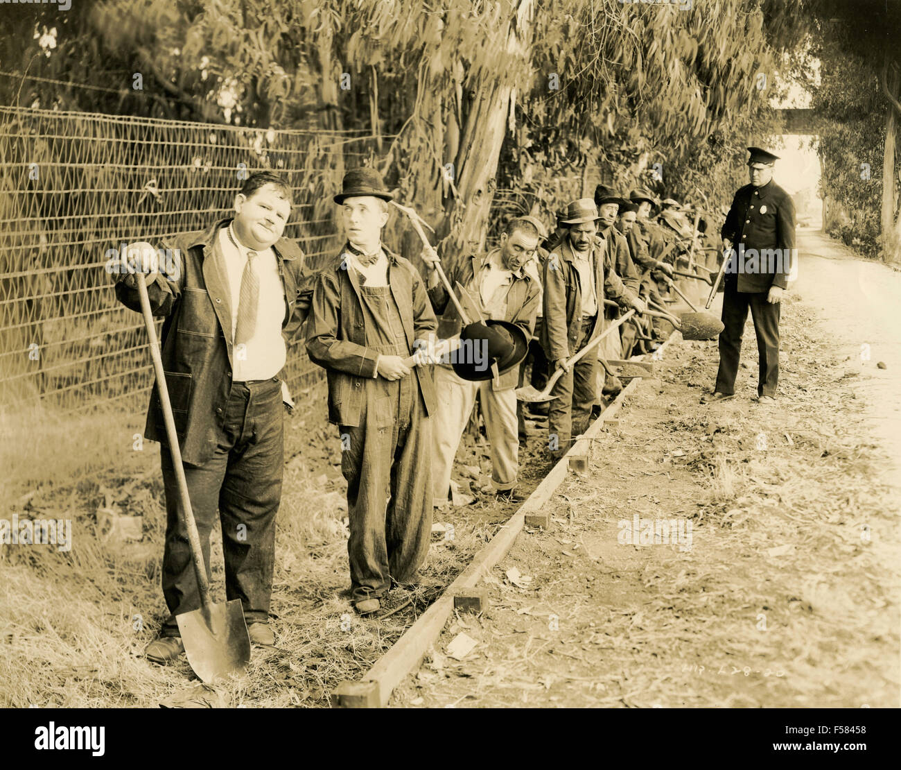 Schauspieler Stan Laurel und Oliver Hardy in einer Szene aus dem Film "Es lebe die Freiheit" Stockfoto