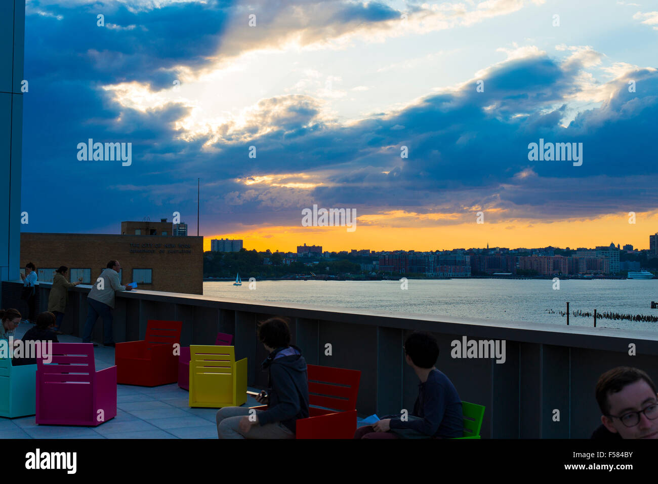 Eine äußere Aufnahme im neuen Gebäude von dem Whitney Museum of American Art auf 22.05.15 genommen. Stockfoto