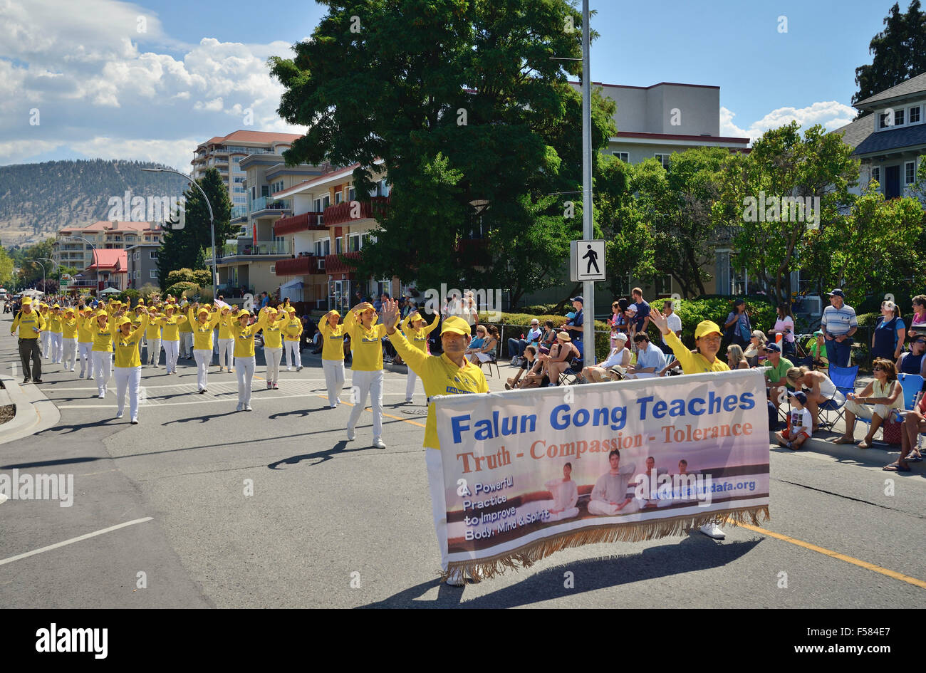 Tian Guo Marching Band erweiterte in Penticton Peach Festival Grand Parade am 8. August 2015 "Falun Dafa ist gut." Stockfoto