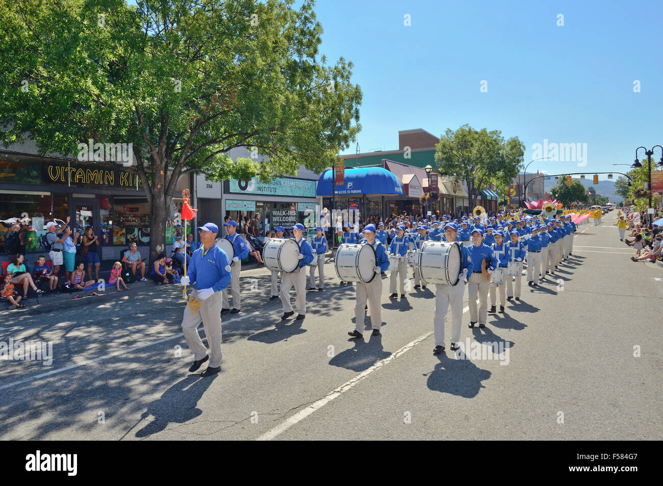 Tian Guo Marching Band erweiterte in Penticton Peach Festival Grand Parade am 8. August 2015 "Falun Dafa ist gut." Stockfoto