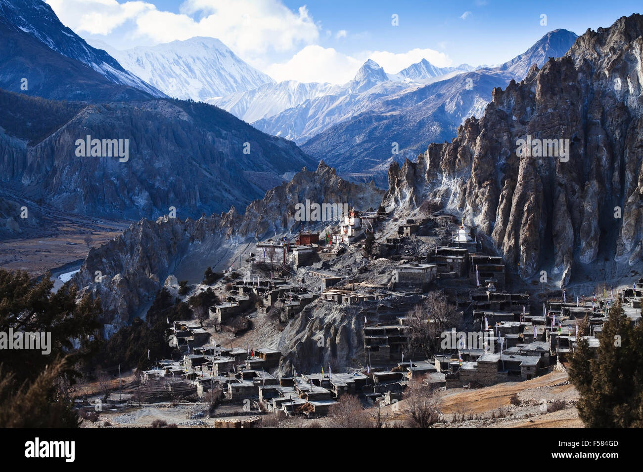 HimalayaGebirge in Nepal, Blick auf das kleine Dorf Braga auf Annapurna Runde Stockfotografie
