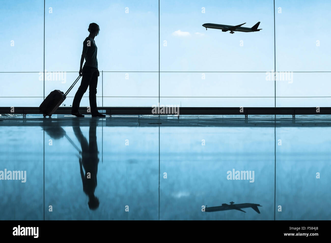 Reisekonzept, Menschen am Flughafen Stockfoto