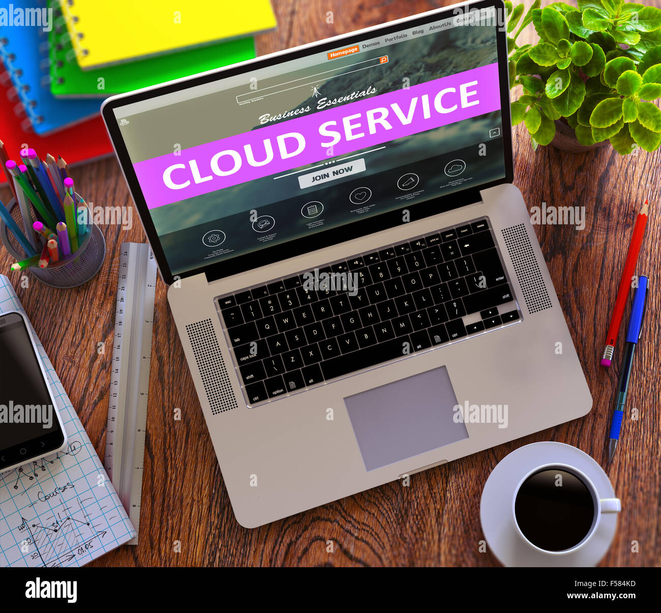 Cloud-Service-Konzept. Moderne Laptop und verschiedenen Office Supply auf hölzernen Desktop Hintergrund. Stockfoto