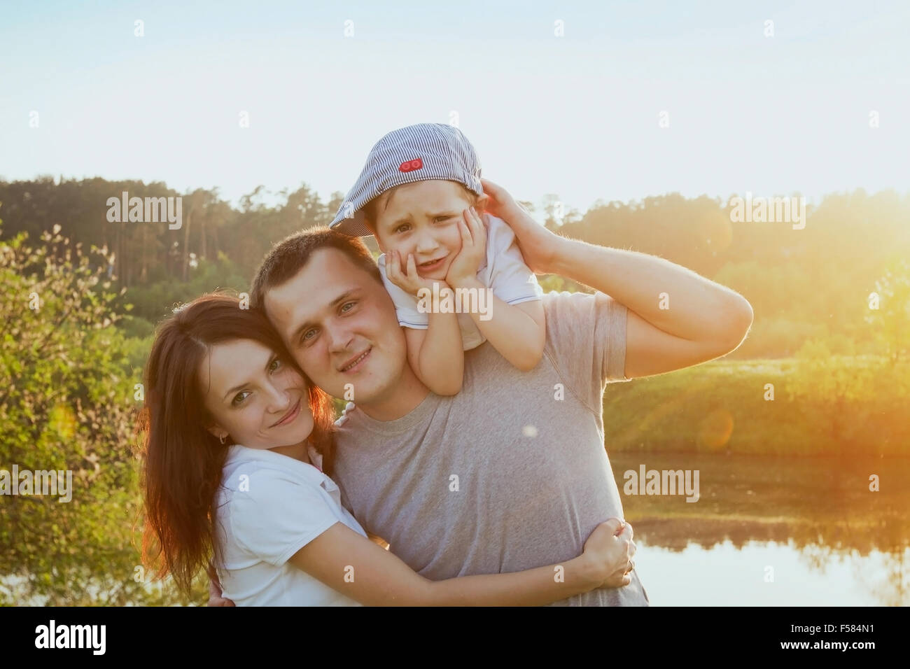 Porträt der glückliche Familie außerhalb Stockfoto
