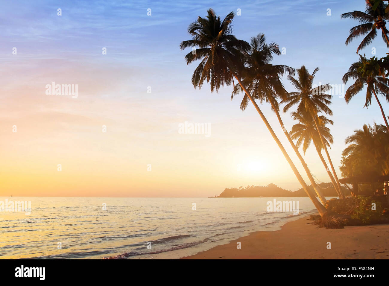 Sonnenuntergang am tropischen Strand Stockfoto