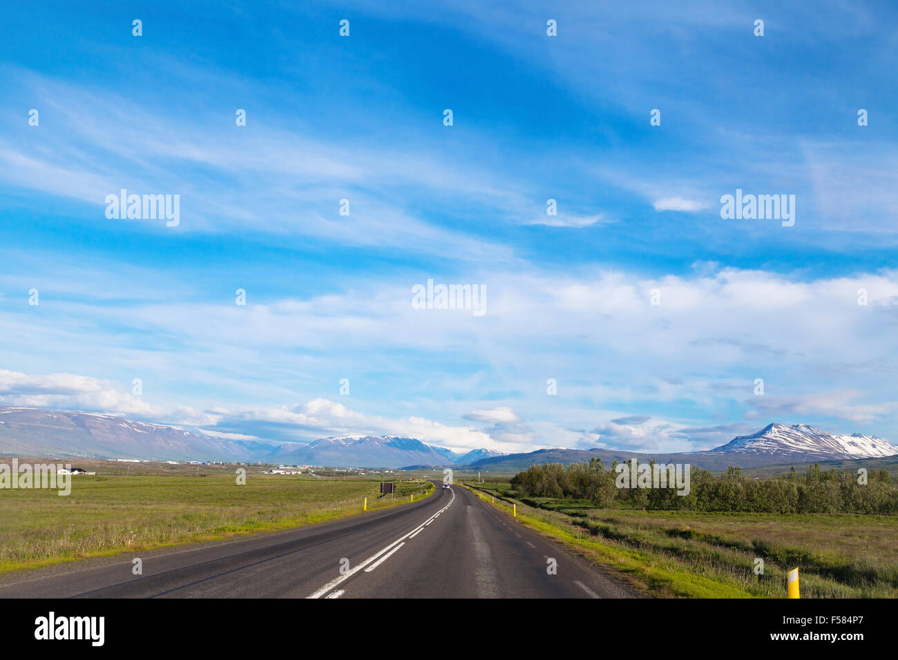 schöne Straße in Island, Berge mit blauen Himmel im Hintergrund Stockfoto