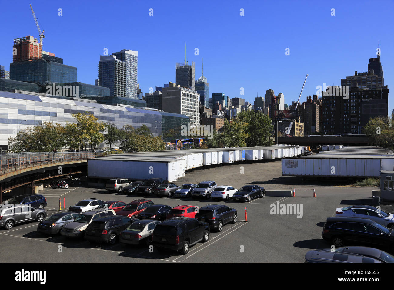 Autos und LKW Container in West Side Hof mit Manhattan Skyline im Hintergrund. New York City, USA Stockfoto