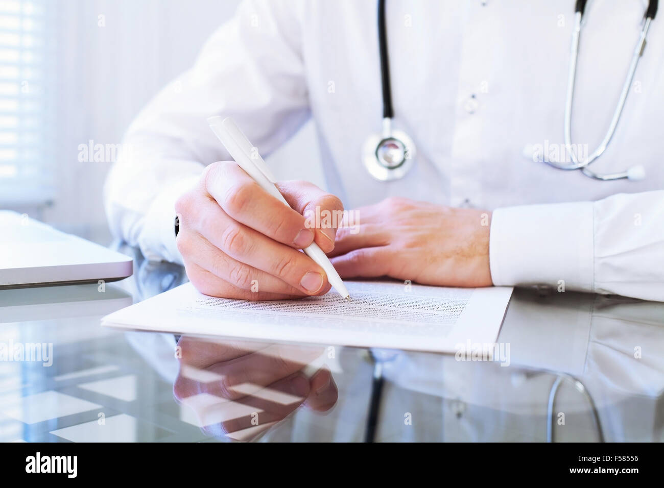 medizinische diagnose, Hände des Arztes in klinischen Datensatz zu schreiben Stockfoto