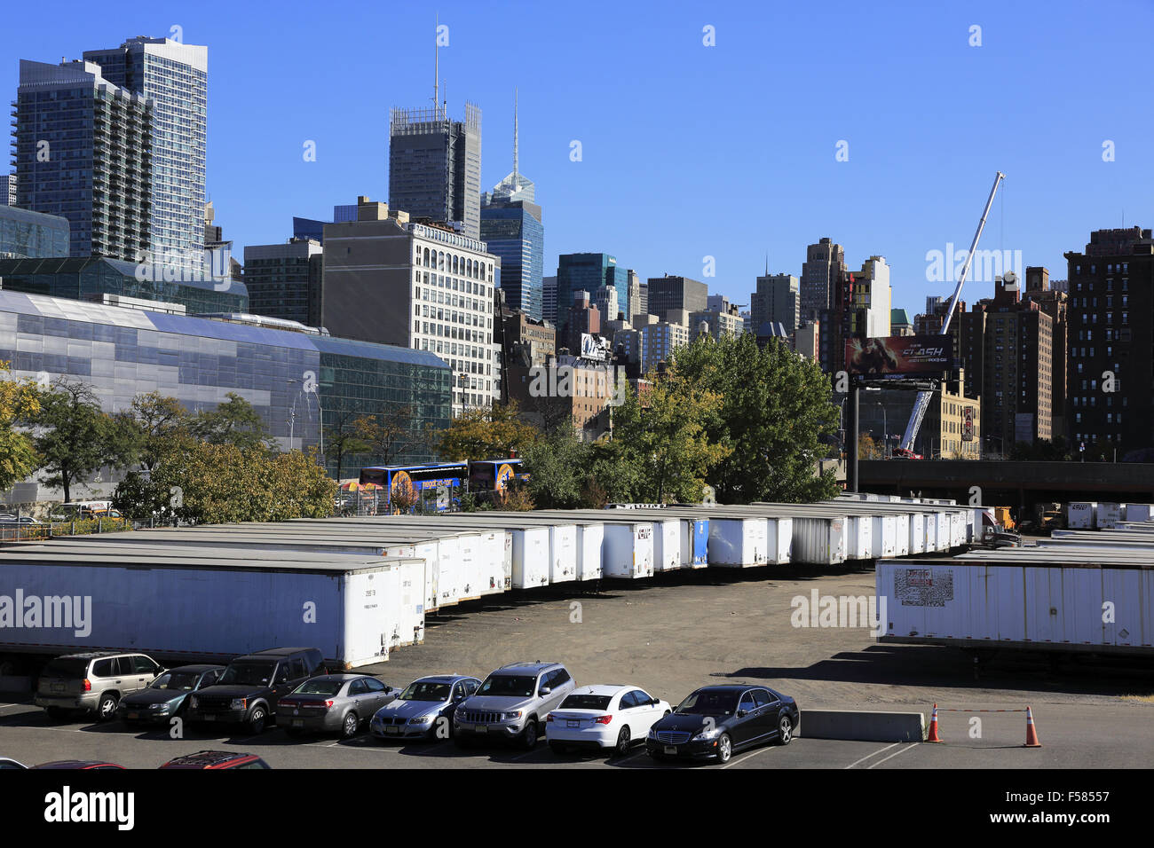 Autos und LKW Container in West Side Hof mit Manhattan Skyline im Hintergrund. New York City, USA Stockfoto