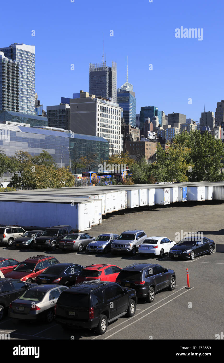 Autos und LKW Container in West Side Hof mit Manhattan Skyline im Hintergrund. New York City, USA Stockfoto