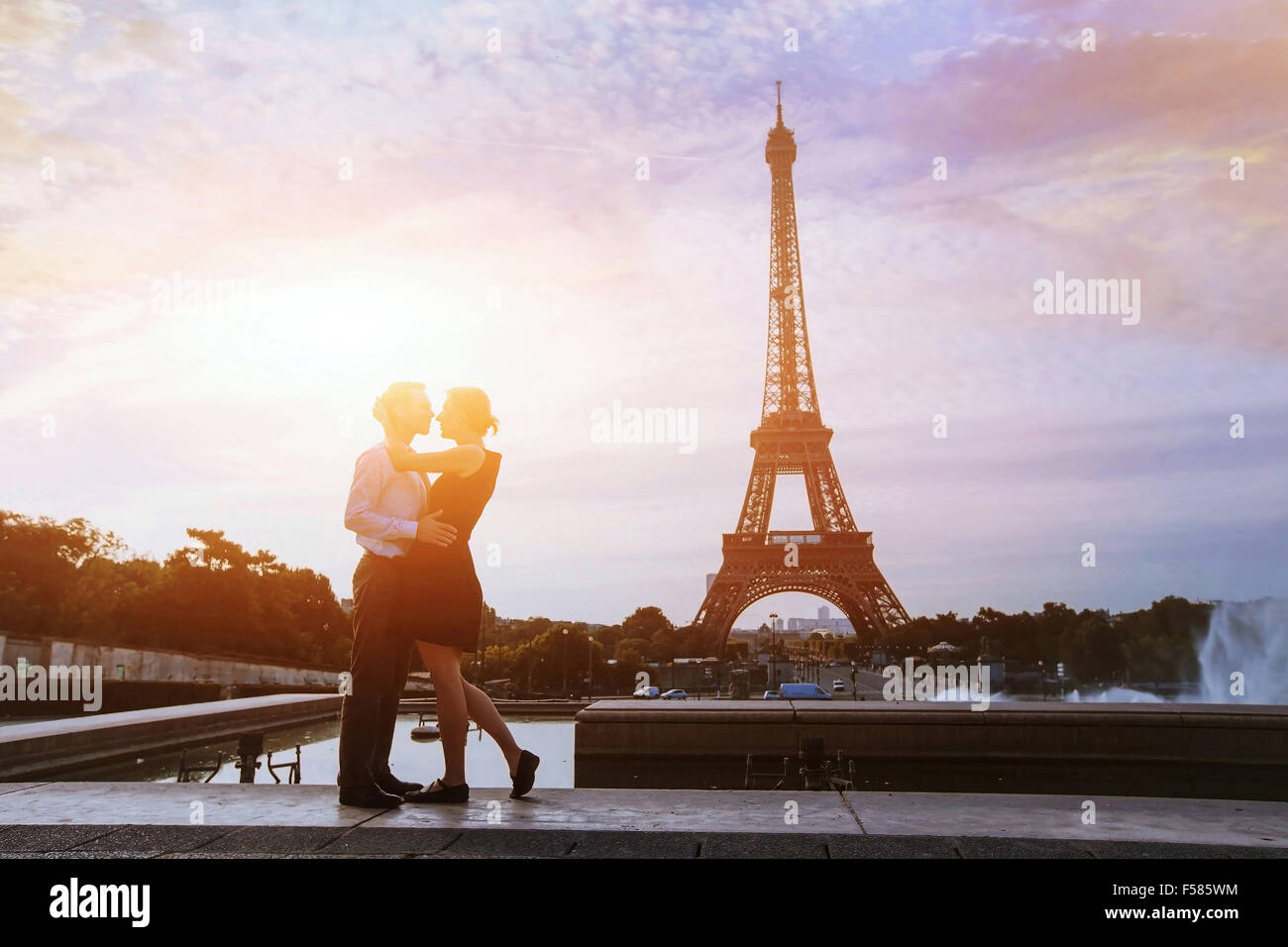 Silhouetten von Liebespaar in Paris Stockfoto
