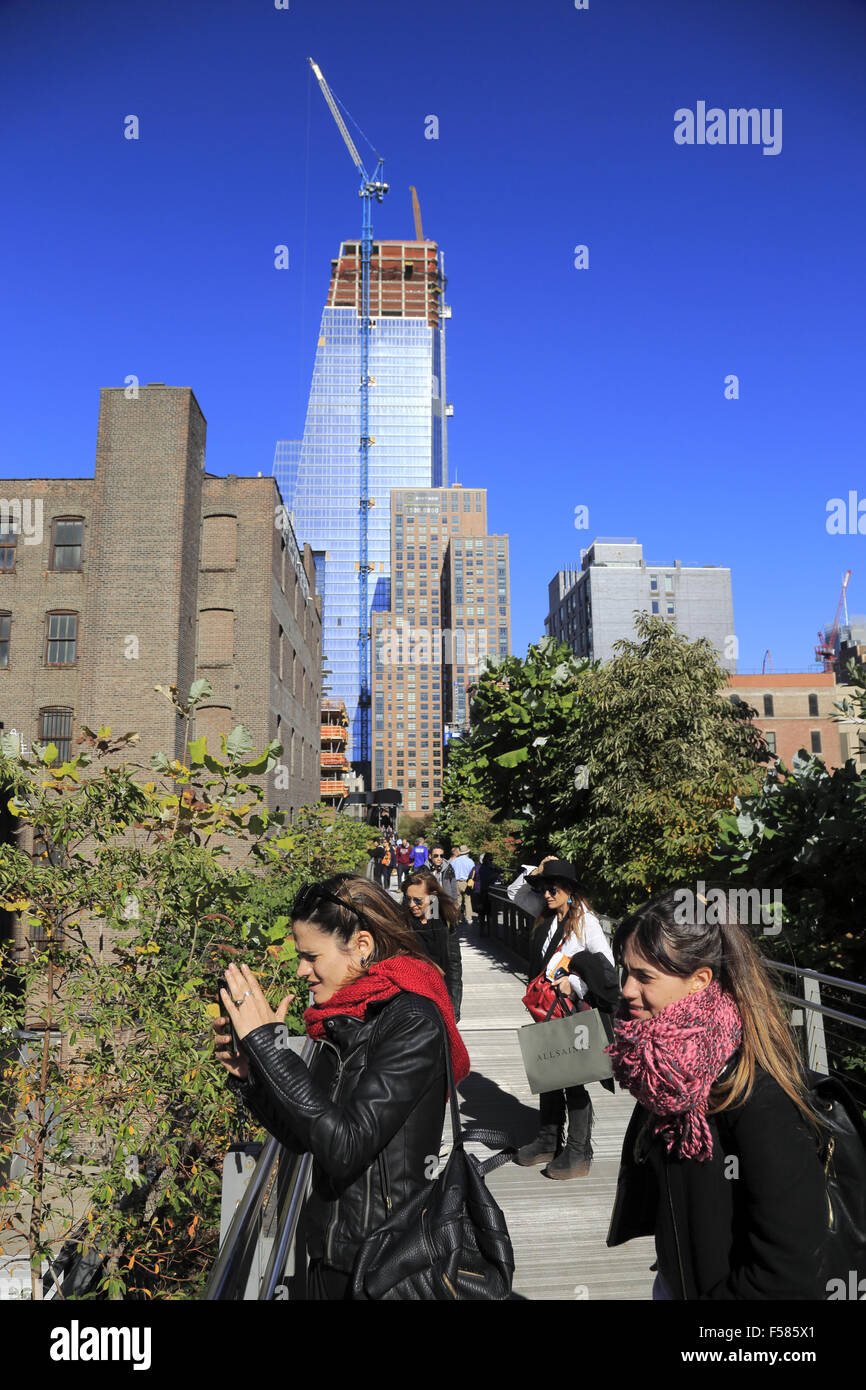 Besucher, die Aufnahme in High Line Park gebaut auf ehemaligen erhöhte Eisenbahn auf West Side von Manhattan, New York City, USA Stockfoto