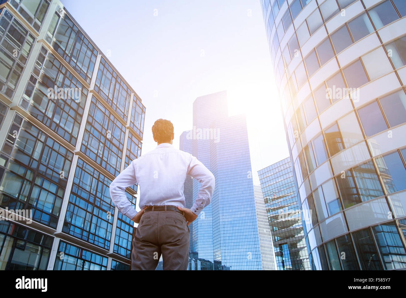 Karriere-Konzept, betriebswirtschaftlichen Hintergrund, Mann, Blick auf Bürogebäude Stockfoto
