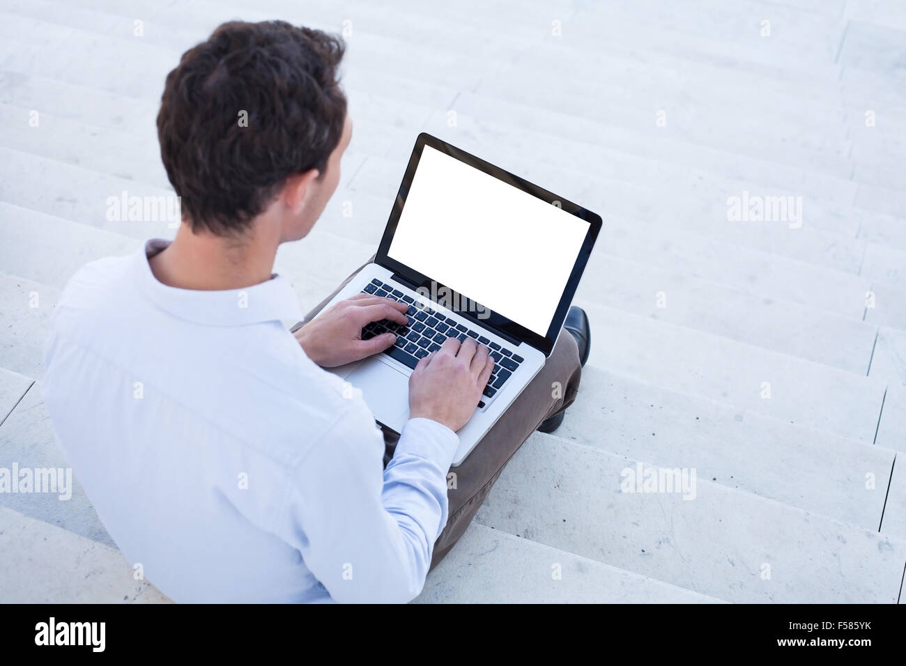 Business-Mann mit Laptop mit weißer Bildschirm Stockfoto