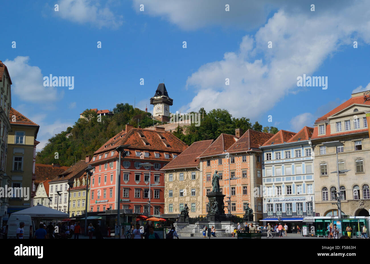 Der schöne historische Hauptplatz mit dem Schlossberg und dem ikonischen Uhrturm, Graz AT Stockfoto