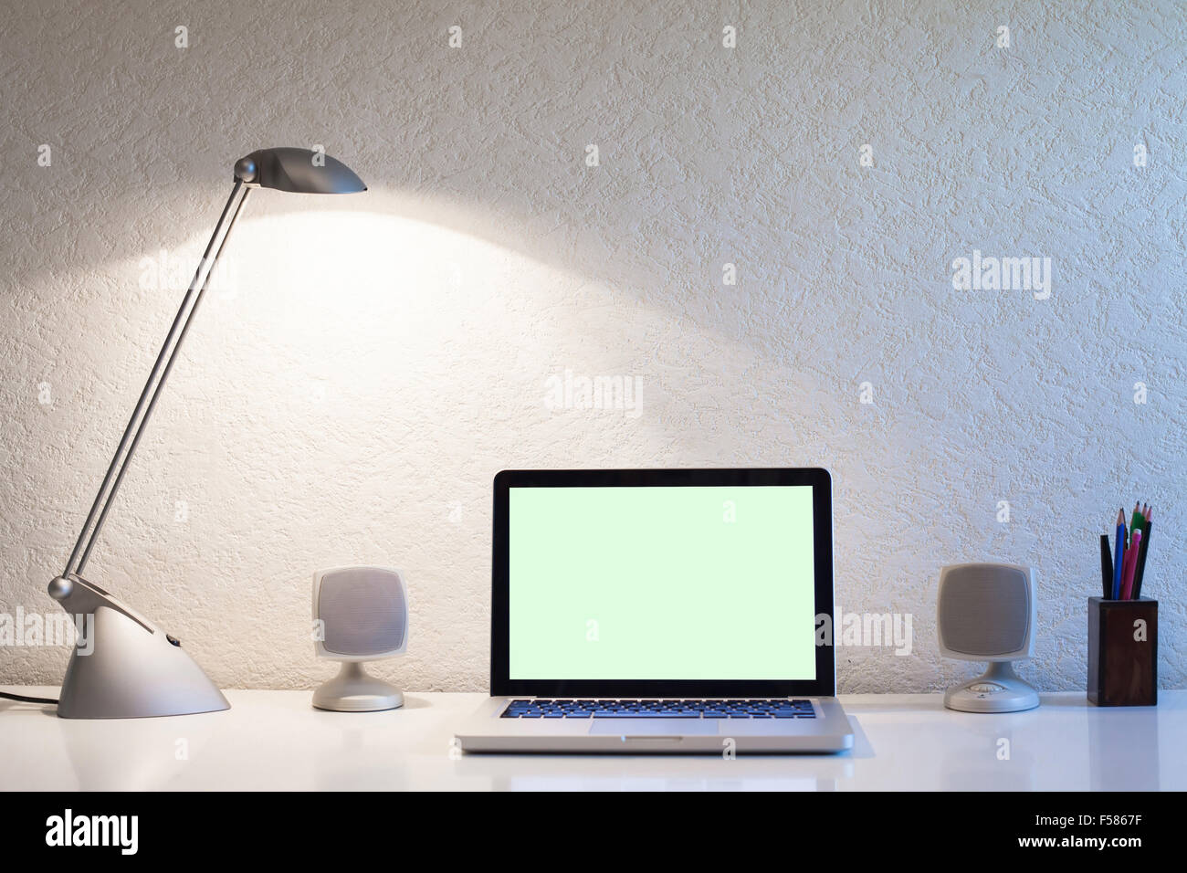 Laptop mit leeren Bildschirm in modernen Interieur Stockfoto