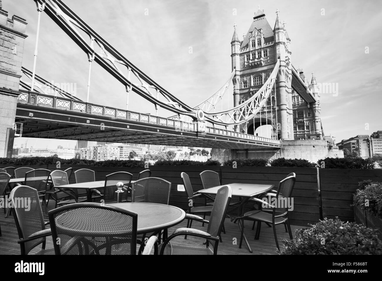 schöne schwarze und weiße Blick auf London mit Café auf der Terrasse in der Nähe von Tower Bridge Stockfoto