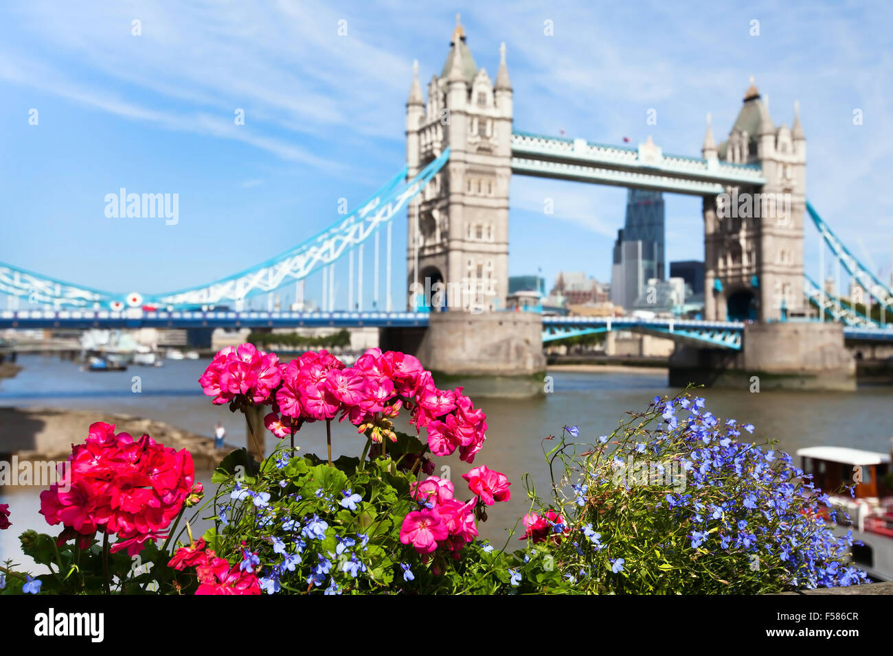 London-Blick im Sommer, Tower Bridge, Großbritannien Stockfoto