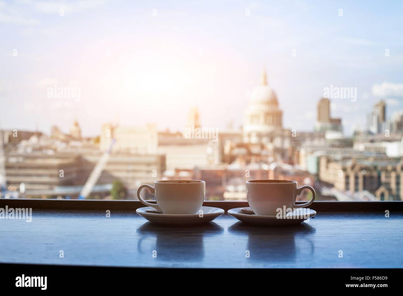 Café mit Blick auf London, zwei Tassen Kaffee und St-Paul-Kathedrale Stockfoto