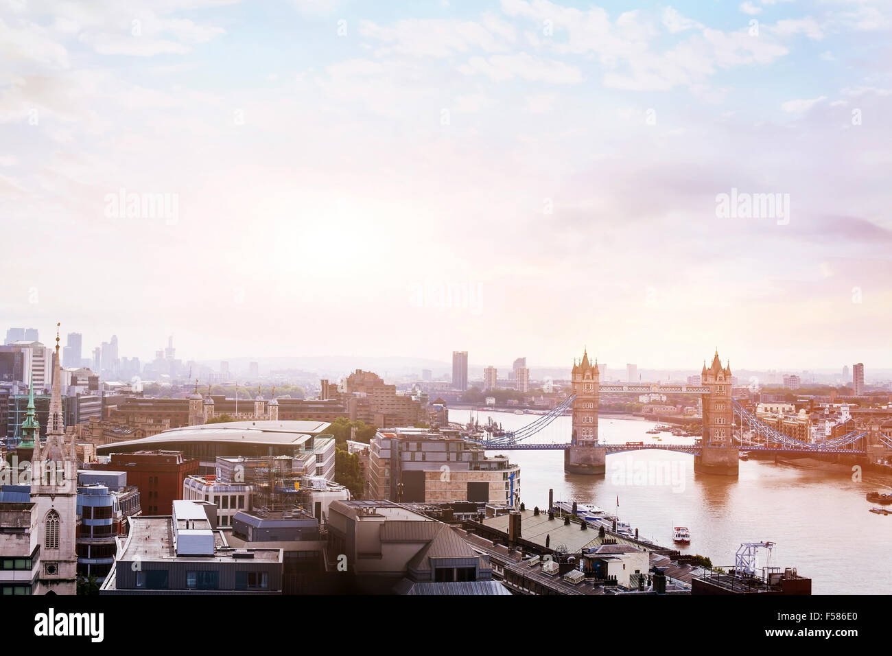 Panoramablick auf London, Sonnenaufgang über die Tower Bridge Stockfoto