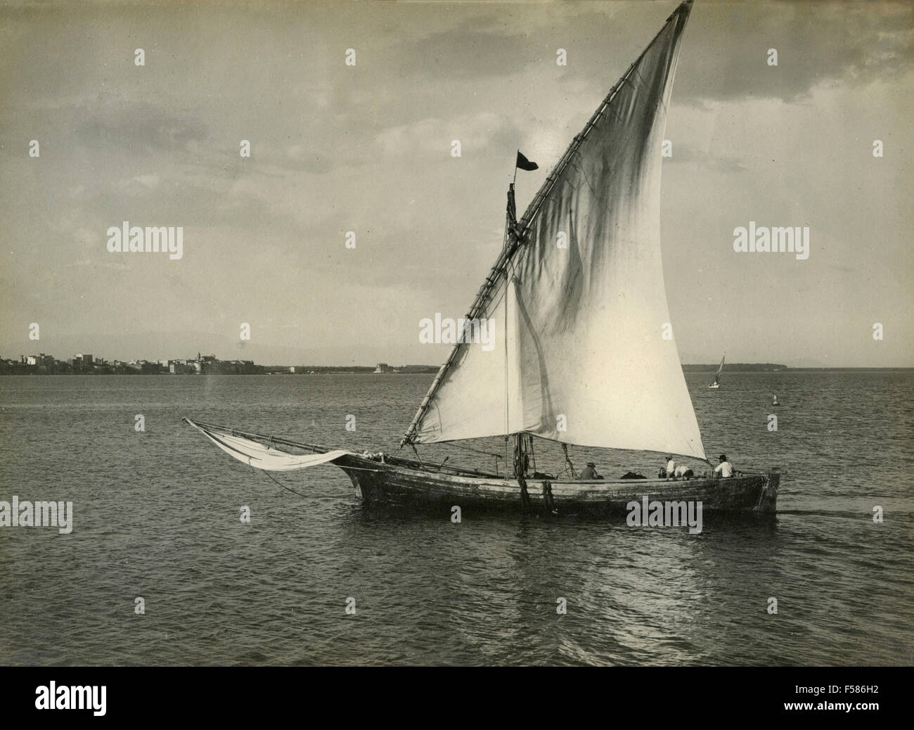 Segelboot mit Fahnenmast Stockfoto