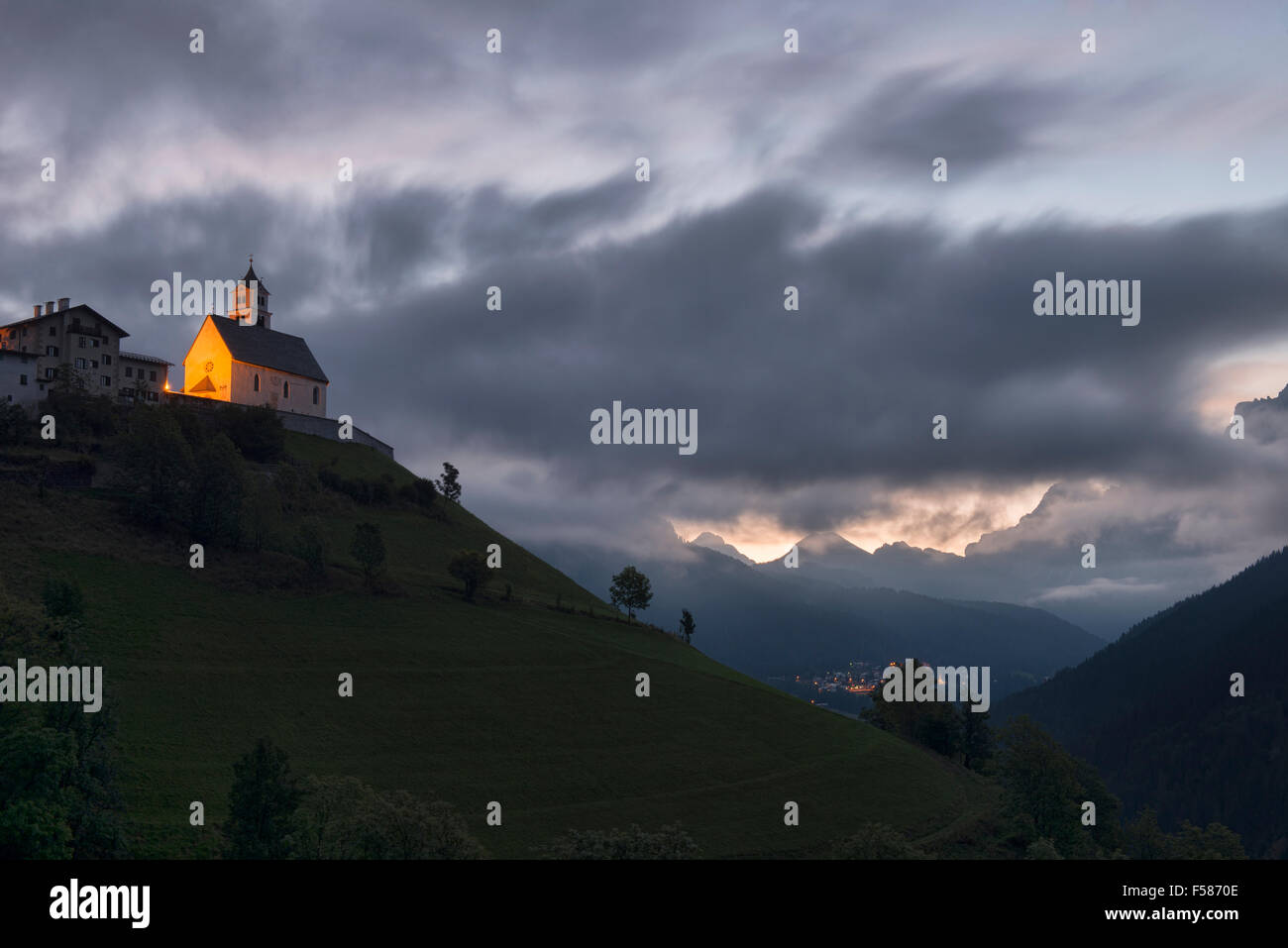 Morgendämmerung in der Kirche von Colle Santa Lucia in den Dolomiten, Italien Stockfoto