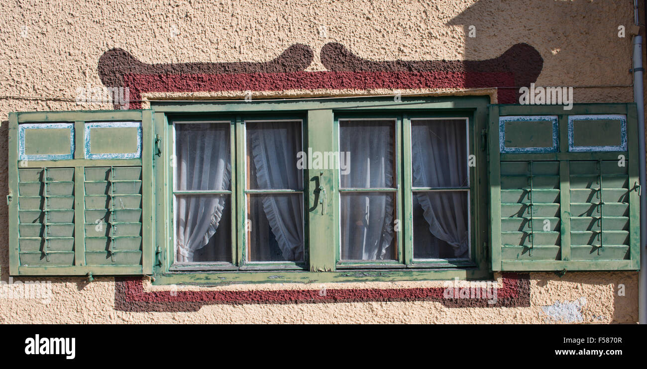 Colorful window shutters on a house in Colle Santa Lucia in the Dolomites, Italy Stockfoto
