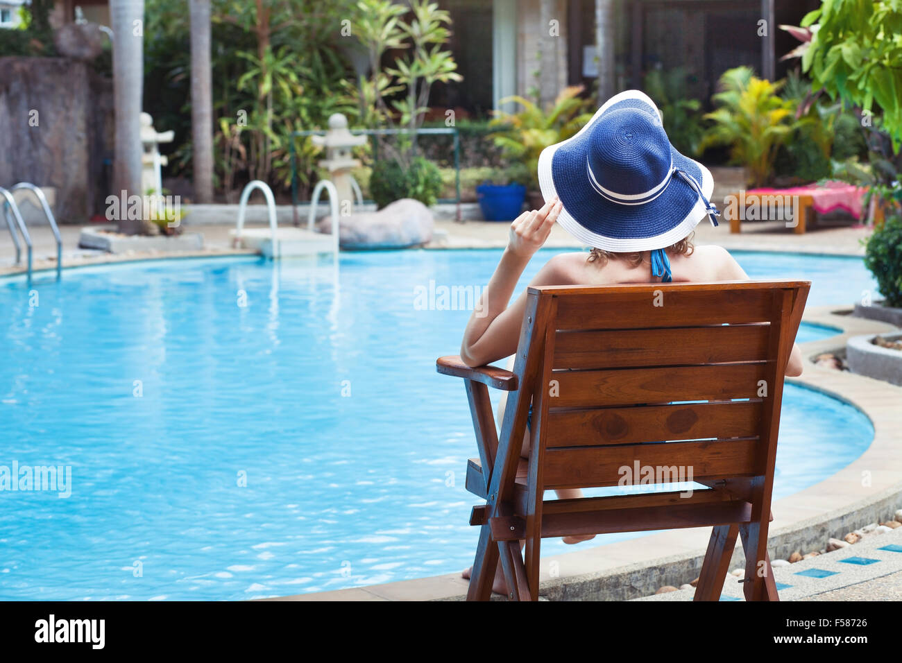 Sommerferien, Frau entspannend in schönen Luxus-Hotel in der Nähe von Schwimmbad Stockfoto