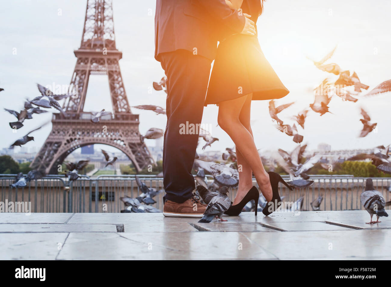 paar in der Nähe von Eiffelturm in Paris, romantischen Kuss Stockfoto