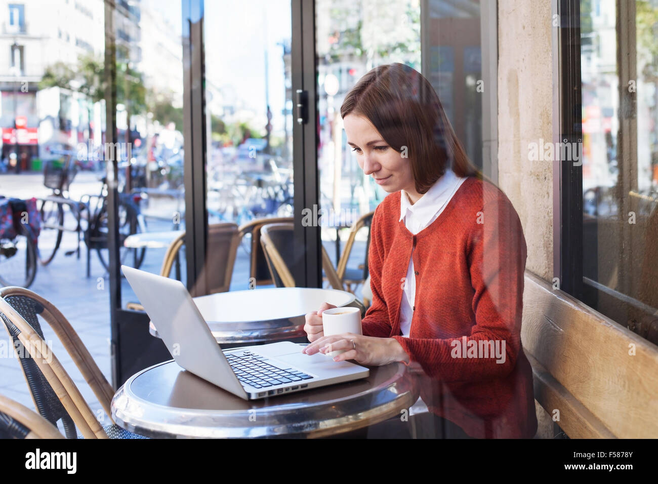 junge Frau mit Laptop im café Stockfoto