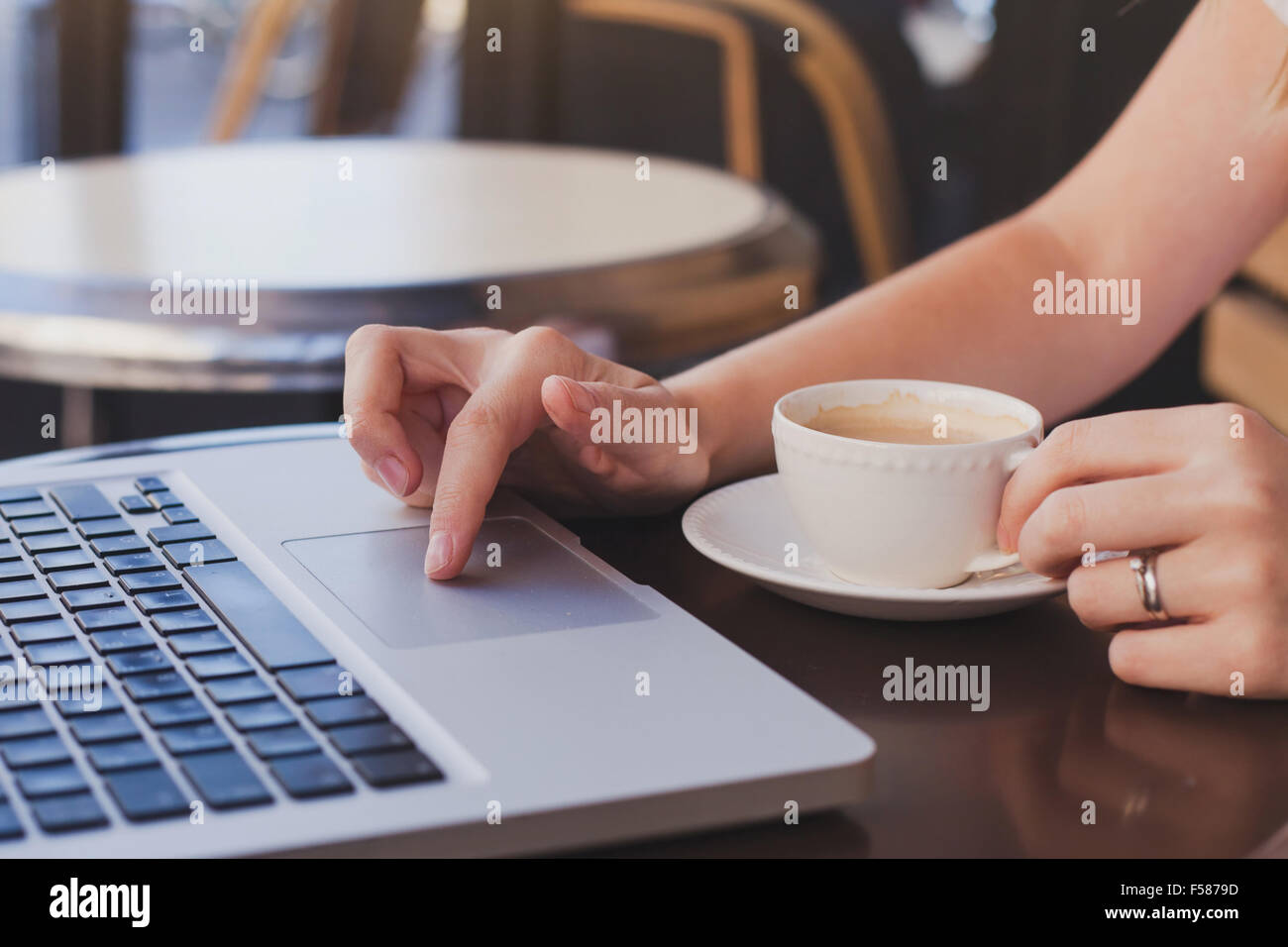 Abrufen von e-Mails im Café mit Kaffee Stockfoto
