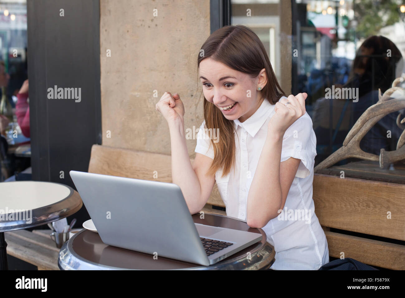 verrückte glückliche junge Geschäftsfrau Stockfoto