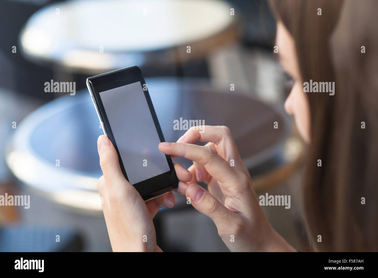 Frau mit leeren Bildschirm Smartphone in den Händen halten Stockfoto