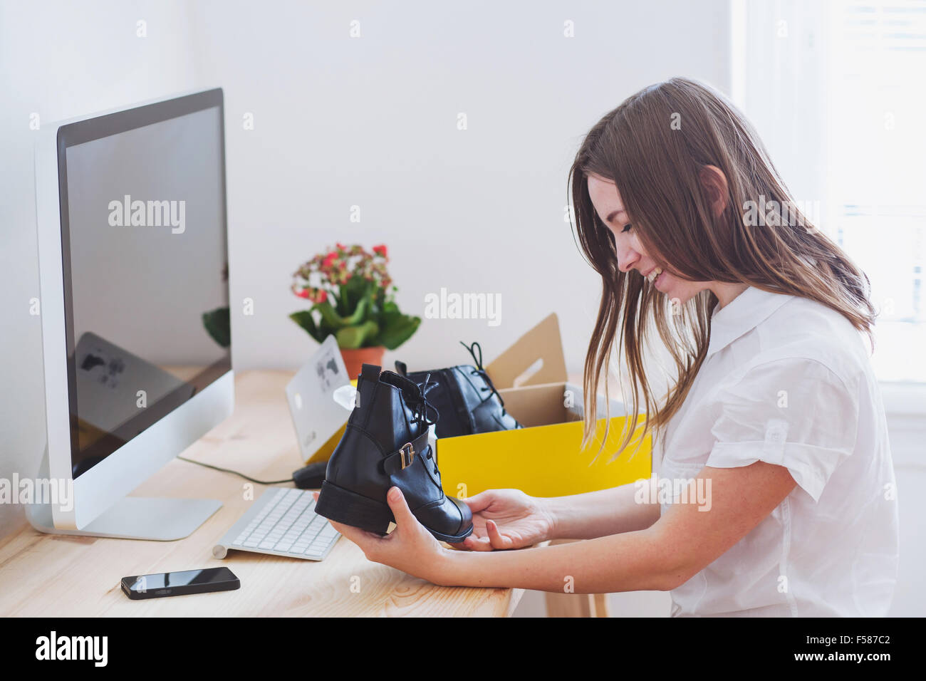 Einkaufen online-Konzept, öffnet glückliche Frau Box mit neuen Schuhen, bestellt per internet Stockfoto