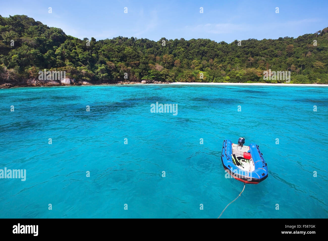 Boot am Paradiesstrand Stockfoto