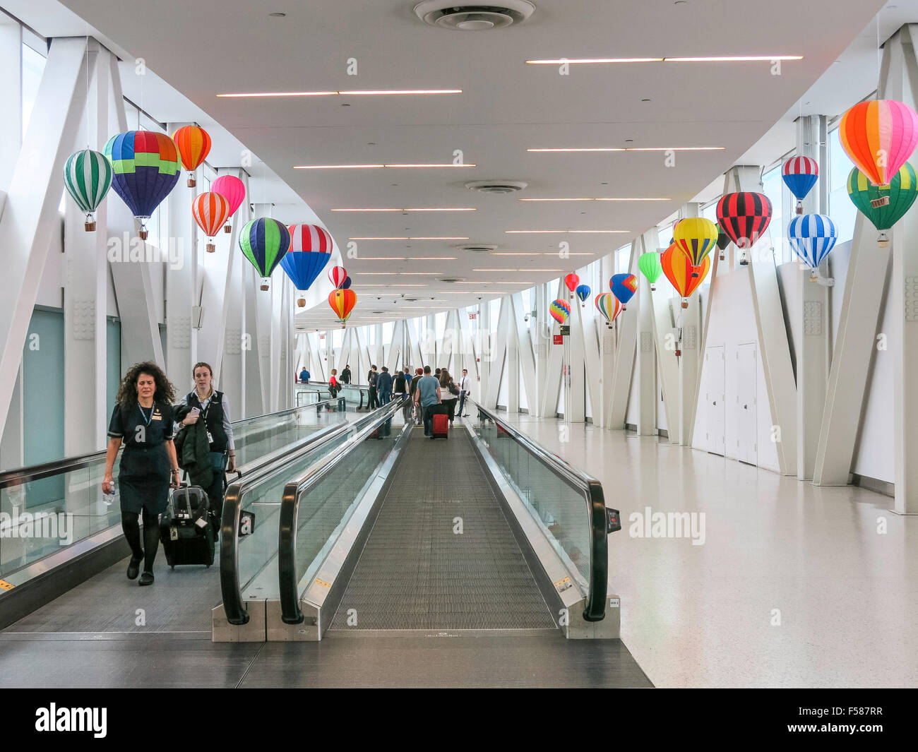 Flughafen-Reisende, Umzug Bürgersteige an John F. Kennedy International Airport in New York Stockfoto