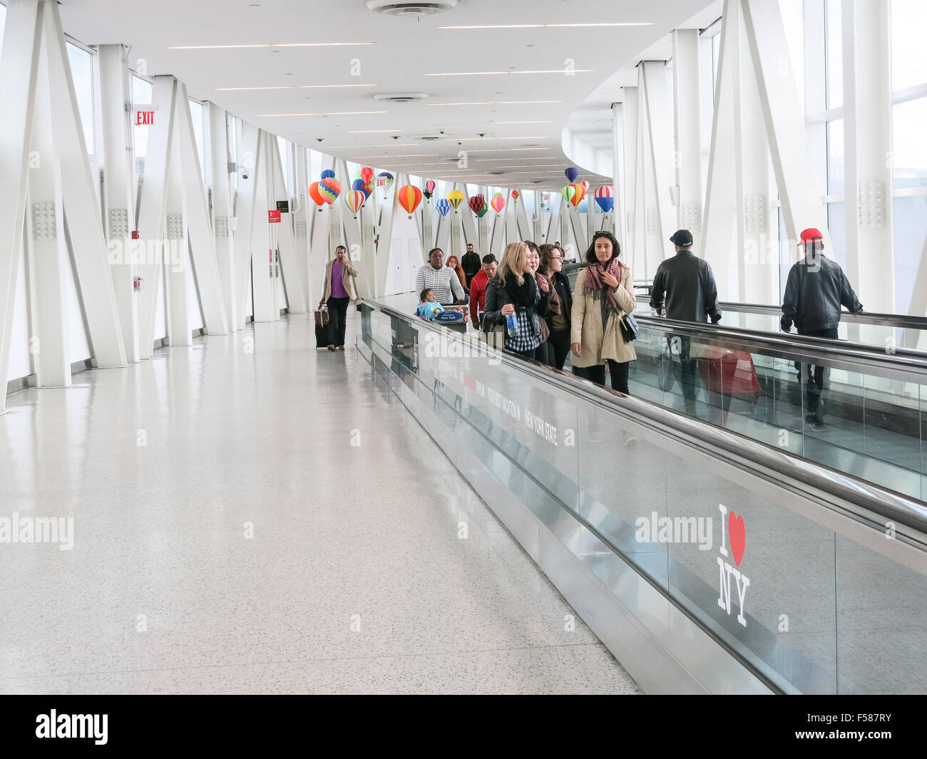 Flughafen-Reisende, Umzug Bürgersteige an John F. Kennedy International Airport in New York Stockfoto