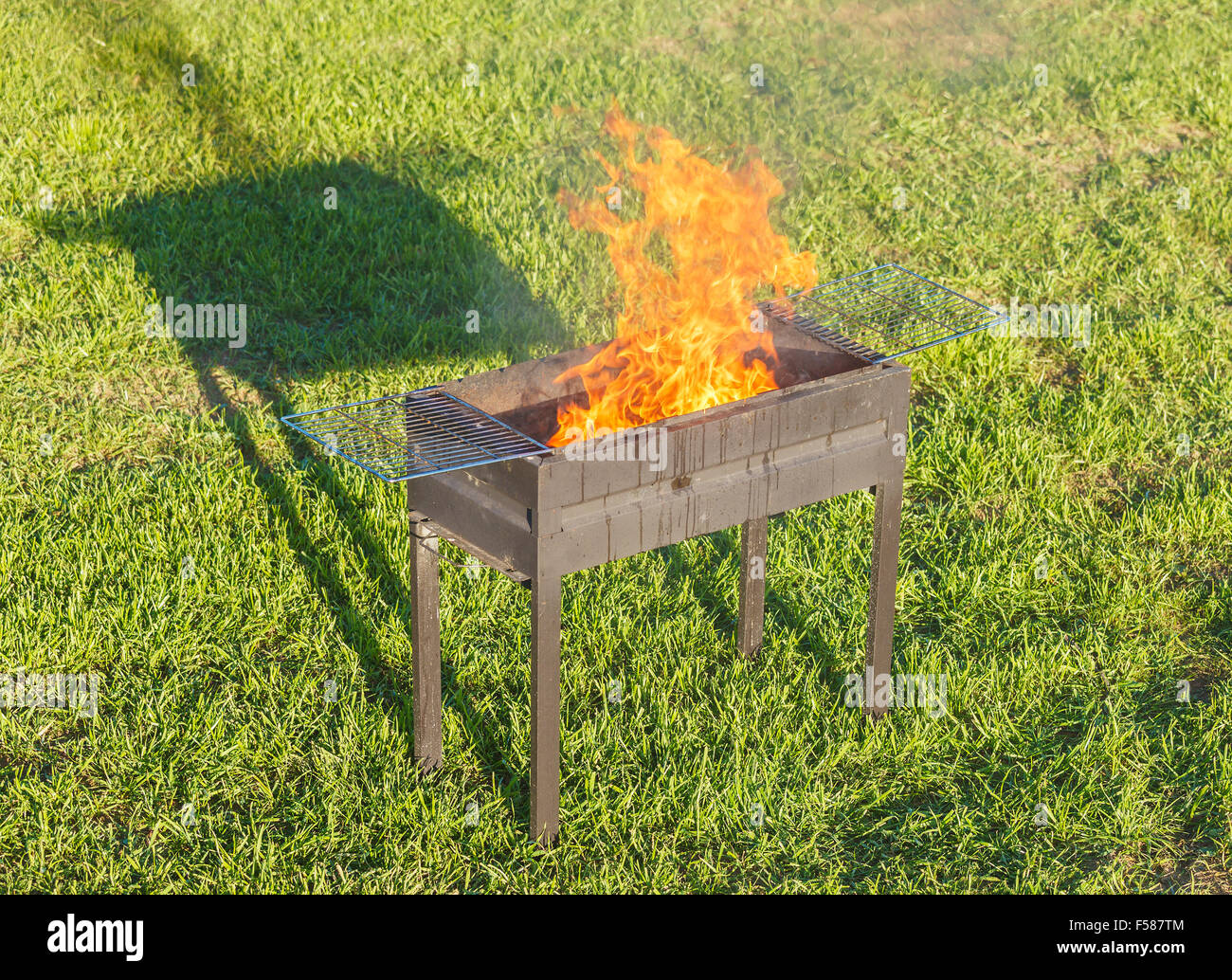 Grill nach der Firestarter lodernden feuern Stockfoto