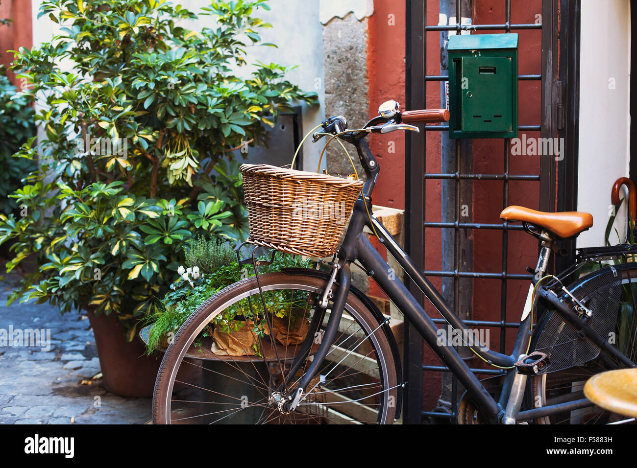 Fahrrad zur gemütlichen Straße in Europa Stockfoto