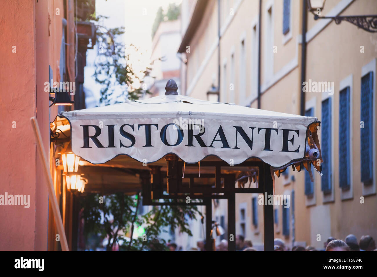 Italienisches Restaurant, Schild an der Straße in Rom, Italien Stockfoto