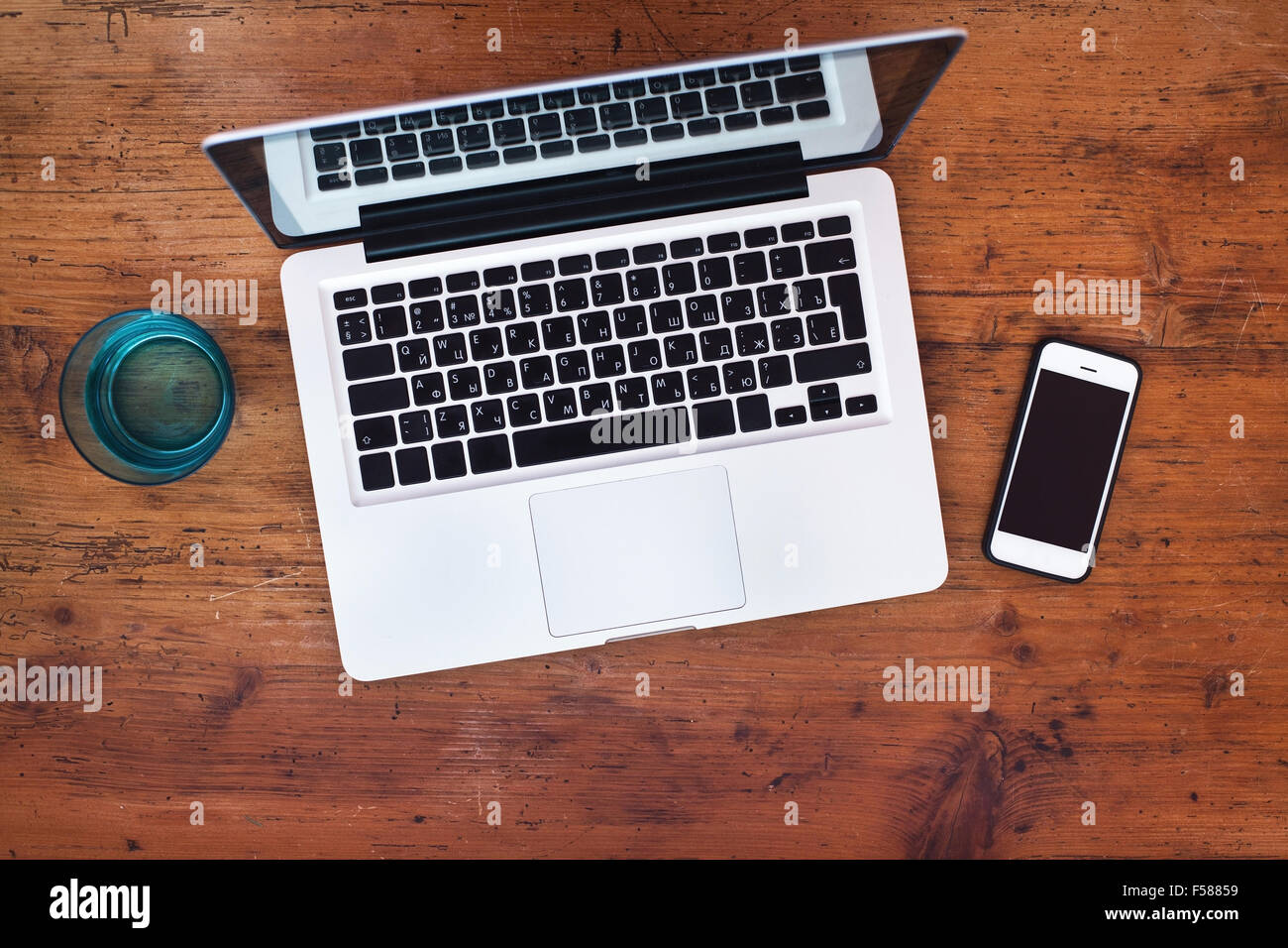 Laptop und Smartphone auf hölzernen Hintergrund, Ansicht von oben Stockfoto