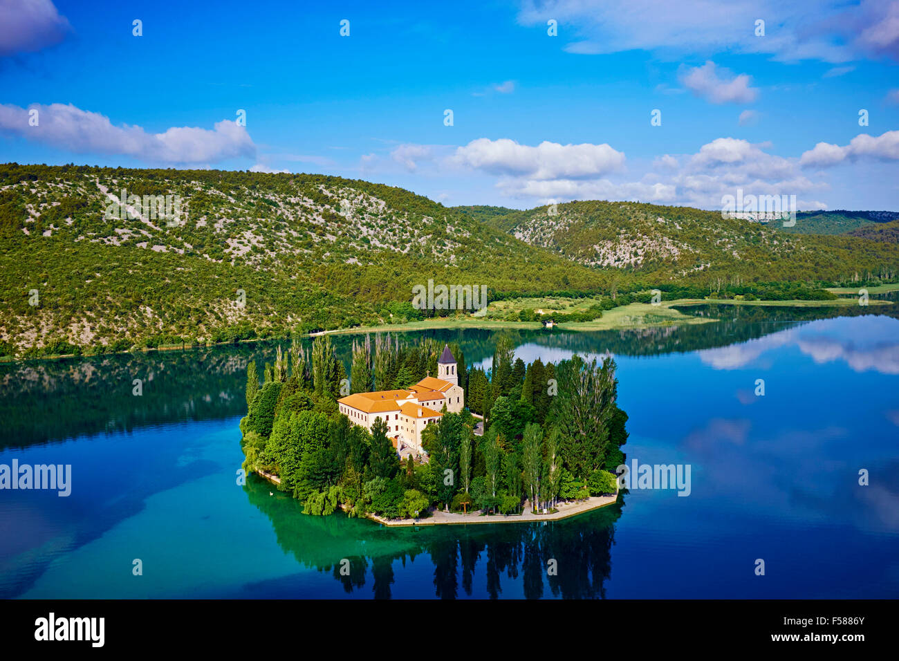 Kroatien, Dalmatien, Sibenik-Knin, Krka Nationalpark, römisch-katholische Franziskaner Kloster Visovac, Luftbild Stockfoto