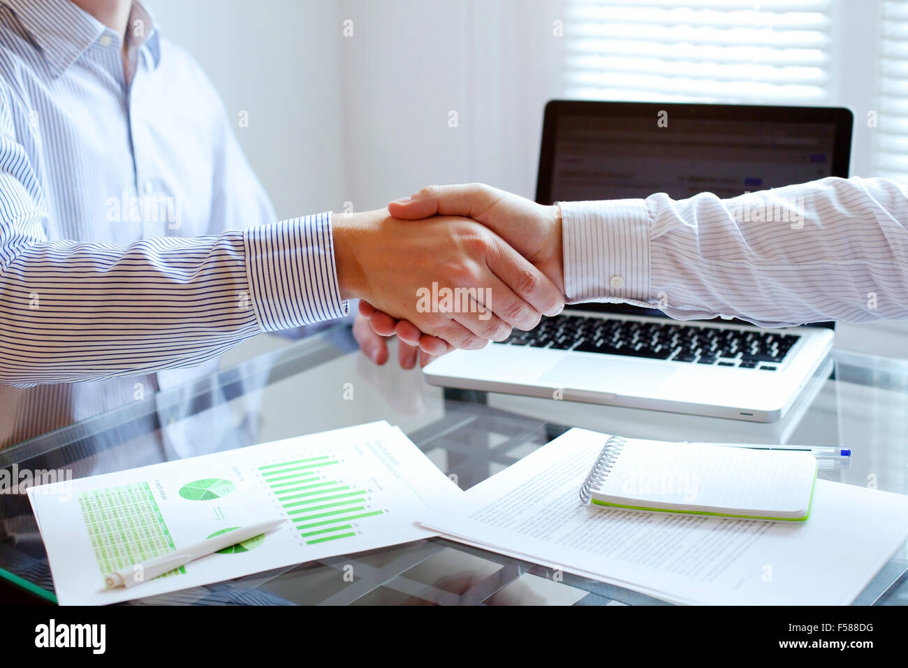 Business-Meeting, Handshake hautnah in Office-Hintergrund Stockfoto