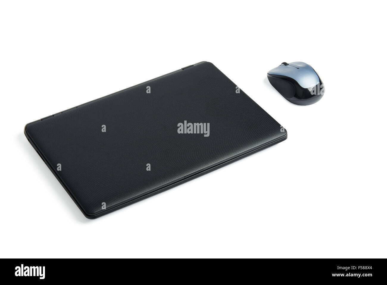 schwarze Laptop-Computer mit einem wireless-Maus, isoliert auf weiss Stockfoto