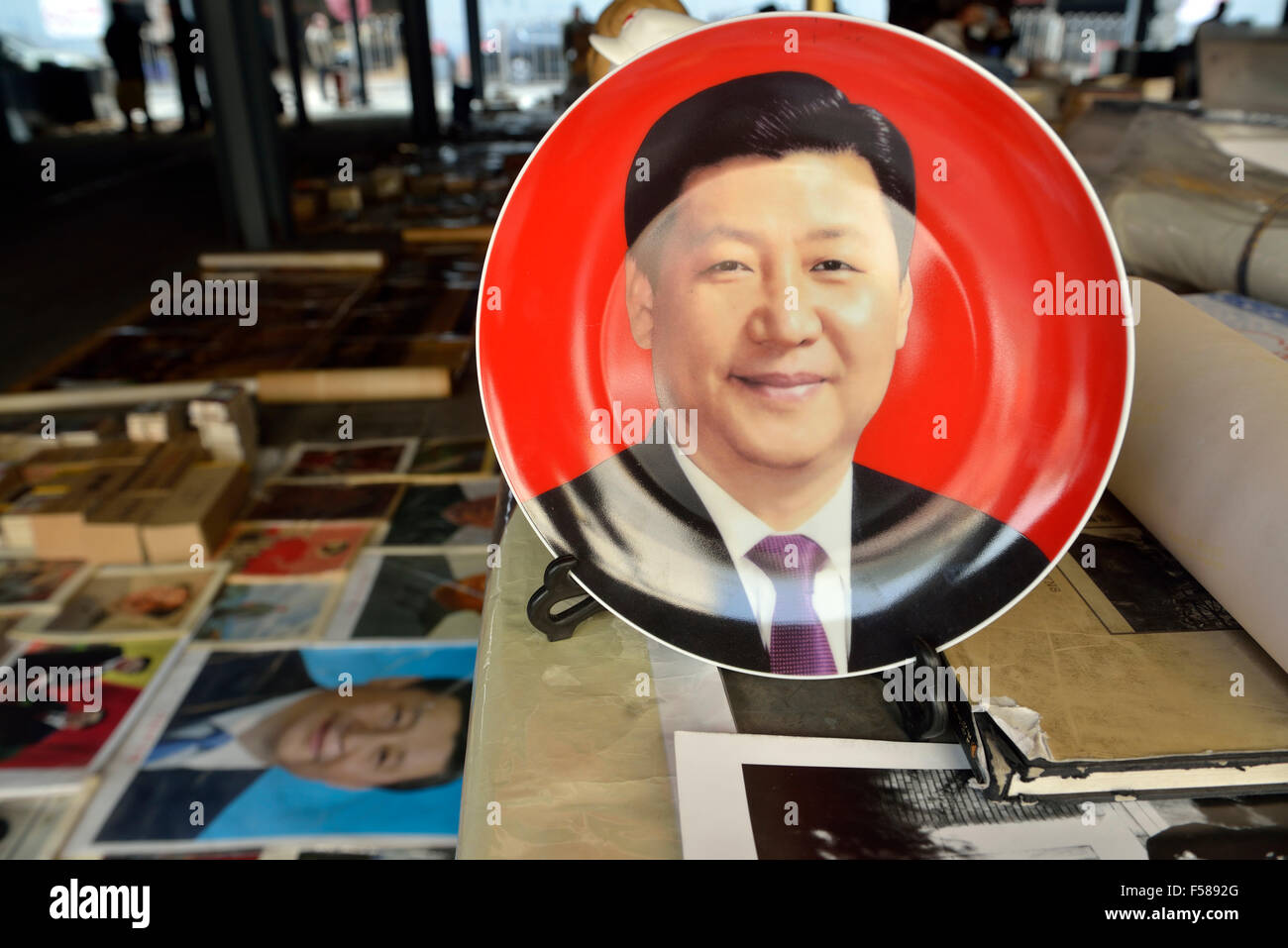 Erinnerungsstücke der chinesische Präsident Xi Jinping ist auf Verkauf in Panjiayuan Flea Market in Peking, China. 2014 Stockfoto
