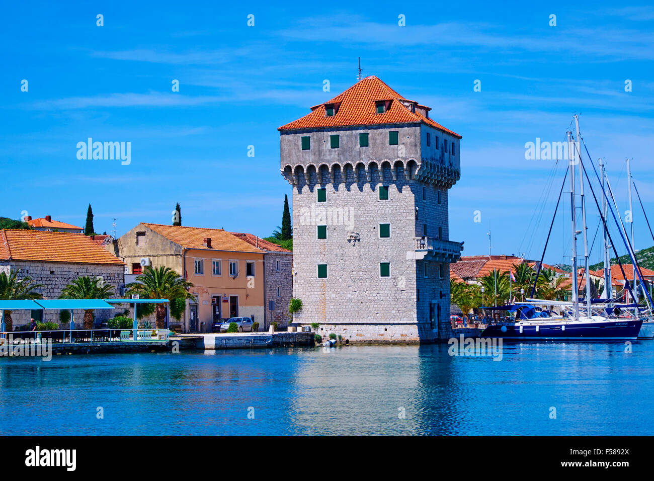 Kroatien, Dalmatien, Marina City in der Nähe von Trogir, venezianischen Turm Hotel Stockfoto